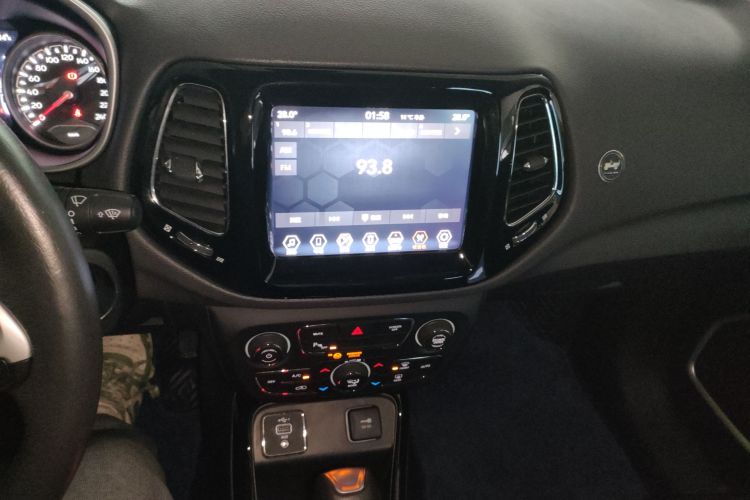 Jeep 指南者 2020款 220T 自动精英版局部细节16