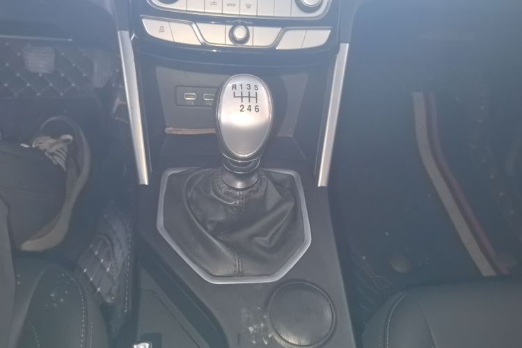 长城 炮 2019款 2.0T商用版手动柴油两驱精英型长箱GW4D20M中控内饰18