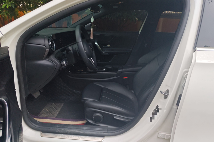 奔驰A级 2021款 A 200 L 运动轿车动感型中控内饰19