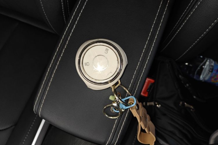 哪吒汽车 哪吒V 2022款 潮 400 Lite中控内饰11