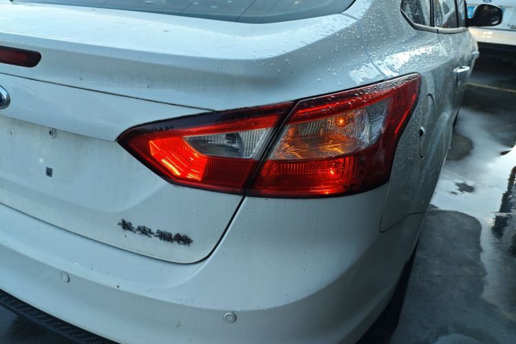 福特 福克斯 2012款 三厢 1.6L 自动舒适型车身外观9