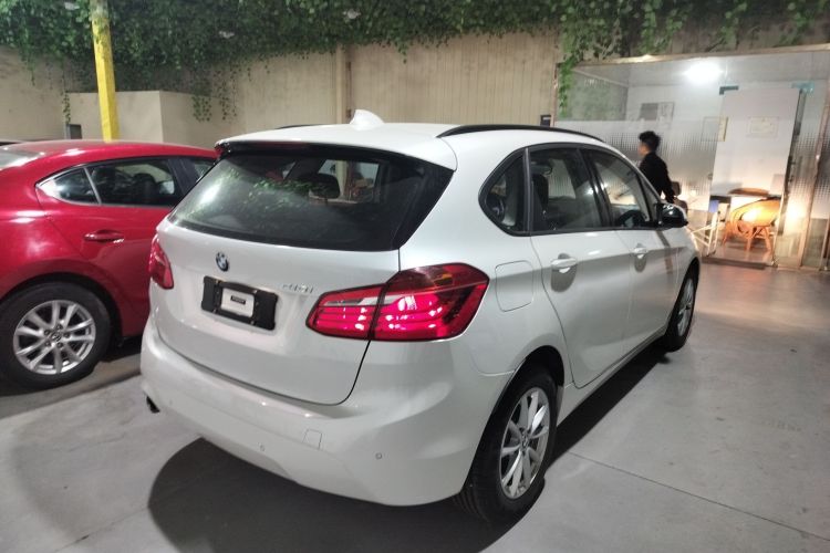 宝马2系旅行车 2018款 218i 时尚型车身外观7