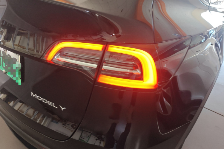 特斯拉 Model Y 2022款 后轮驱动版车身外观9