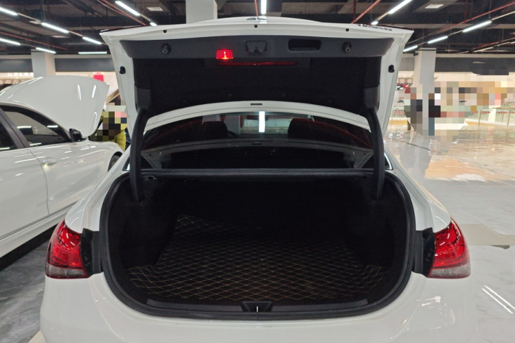 奔驰A级 2020款 改款 A 180 L 运动轿车特殊配置机舱底盘23