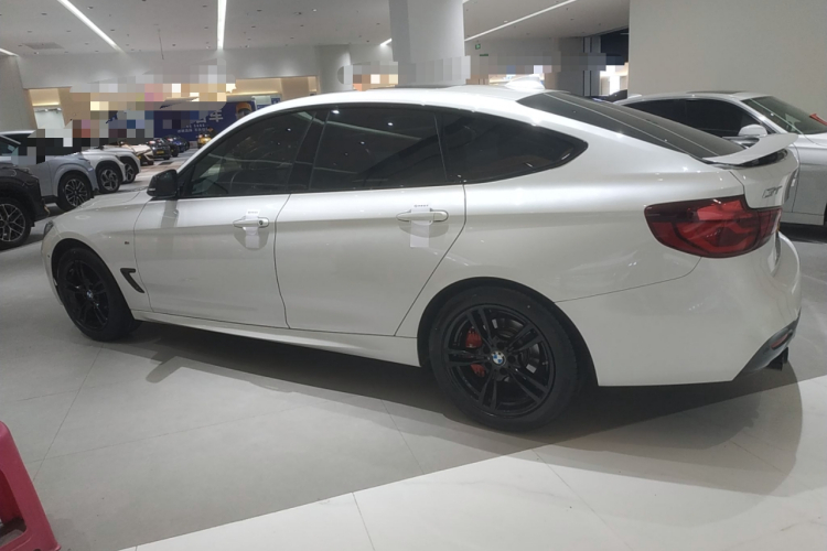 宝马3系GT 2020款 320i M运动曜夜版车身外观4