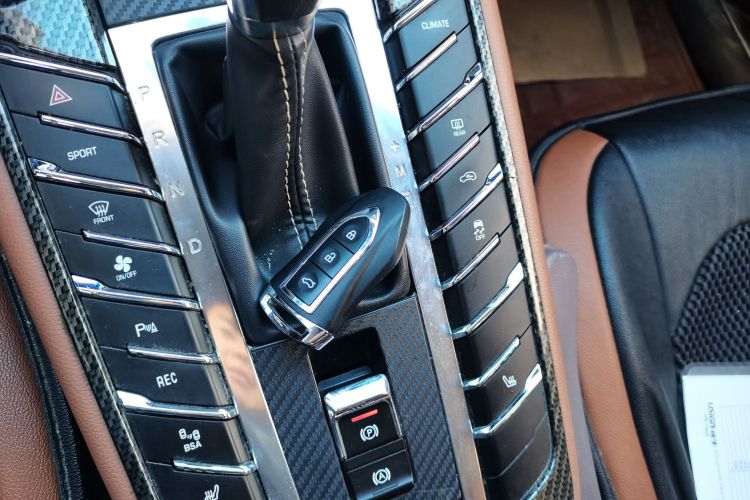 众泰SR9 2017款 2.0T 自动极致之梦版中控内饰11