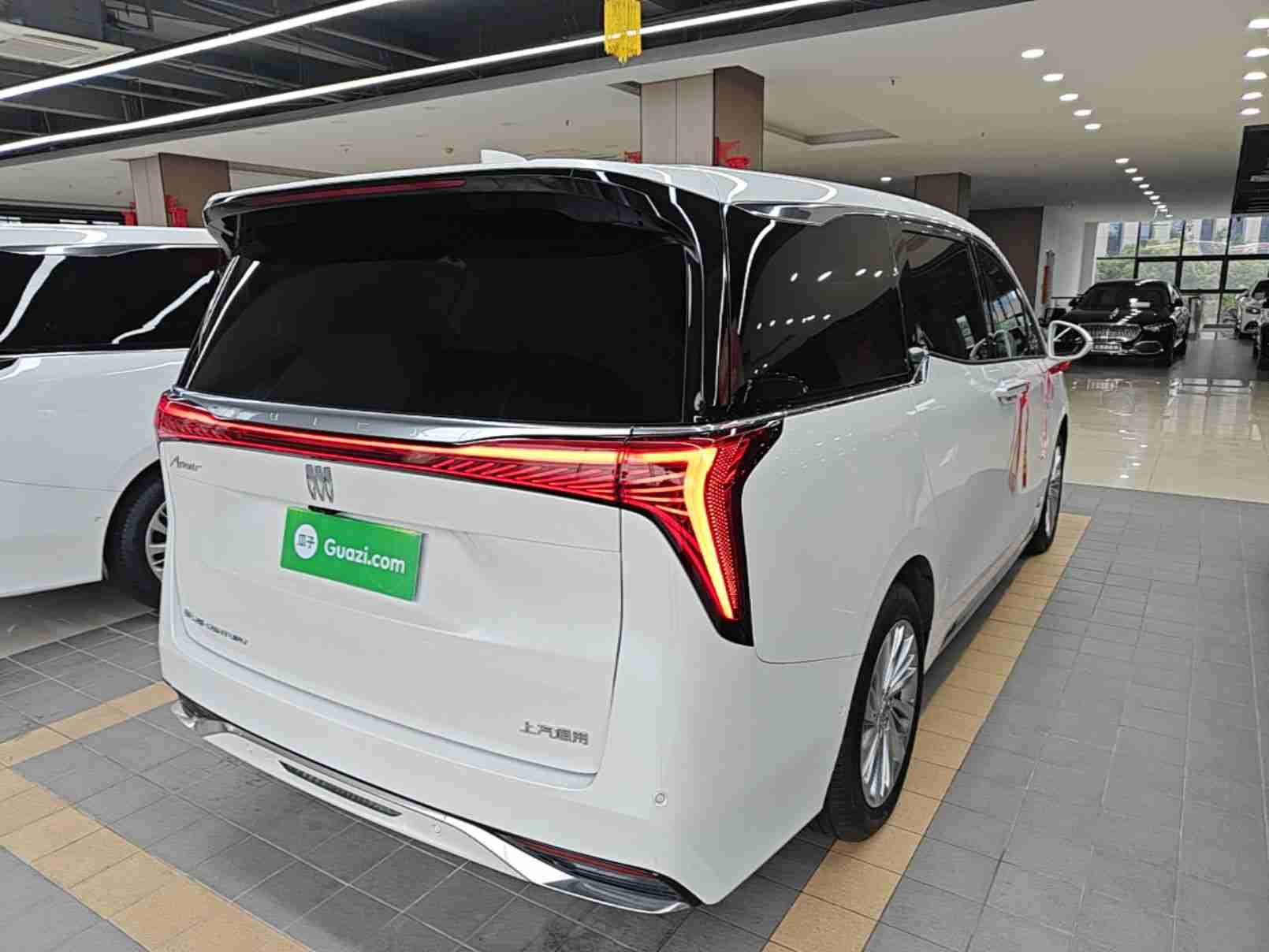 车辆右后45度外观展示