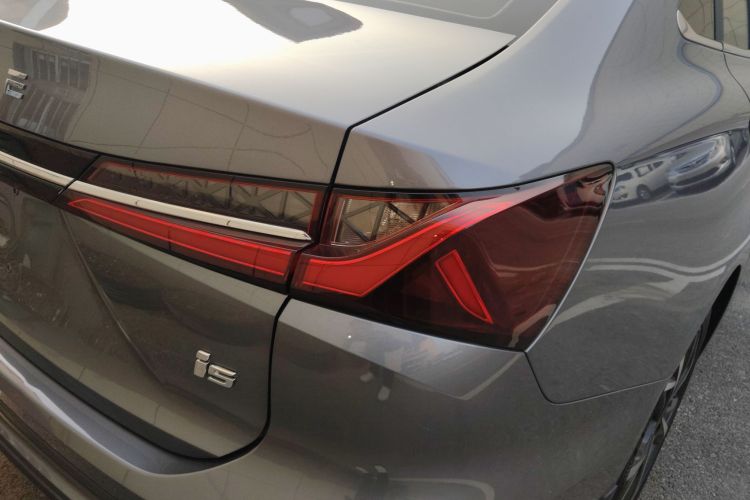 荣威i5 2023款 1.5L CVT尊荣版车身外观9