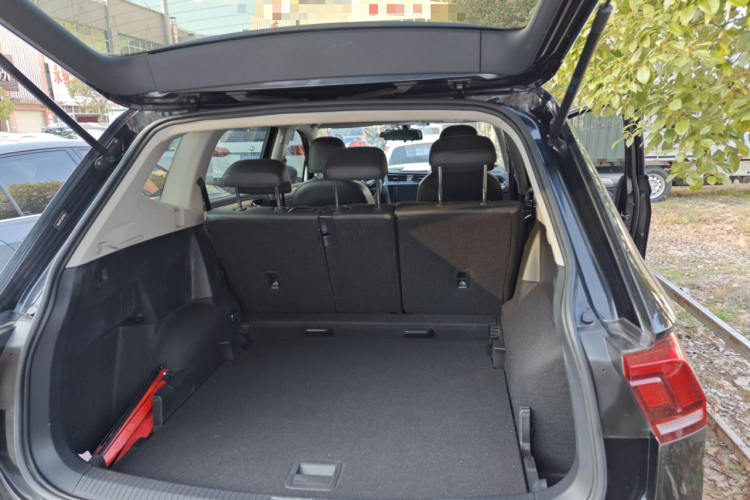 大众 途观L 2020款 330TSI 自动两驱全景舒适版 国VI机舱底盘23