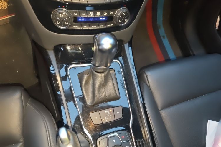 标致508 2012款 2.0L 自动智享版中控内饰18