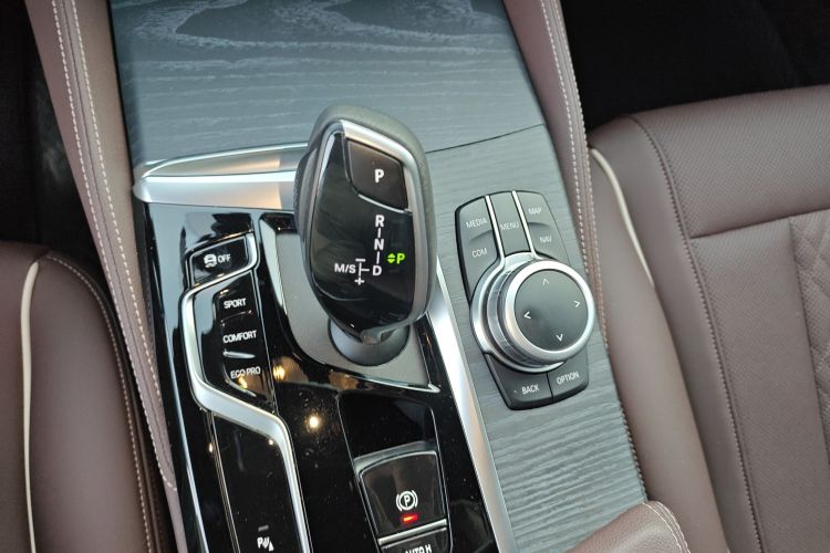 宝马5系 2022款 改款 530Li 领先型 M运动套装中控内饰18