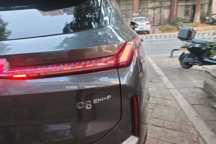 领克08 EM-P 2023款 120km 长续航Halo车身外观9