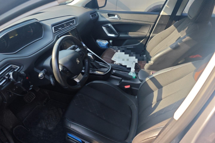 标致308 2016款 1.6L 自动豪华版中控内饰19