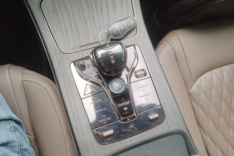 比亚迪 汉 2023款 DM-i 冠军版 121KM 尊享型中控内饰18