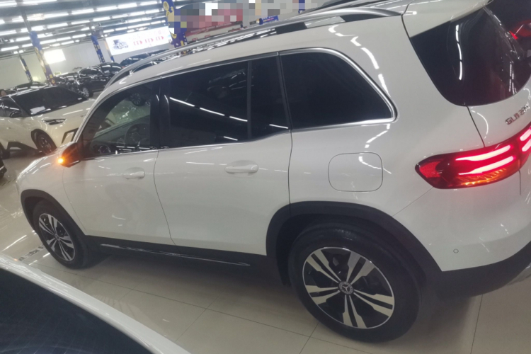 奔驰GLB 2024款 GLB 200 动感型车身外观4