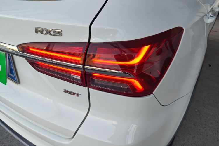 荣威RX5 2018款 20T 两驱手动旗舰版车身外观9