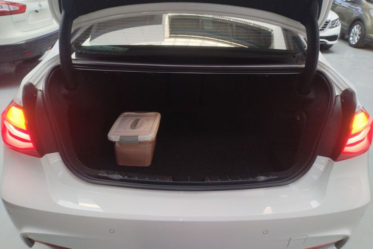 宝马3系 2018款 320Li 领先型M运动套装机舱底盘23