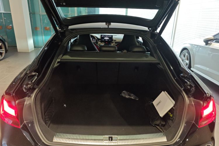 奥迪RS 5 2023款 RS 5 2.9T Sportback 黑曜版机舱底盘23