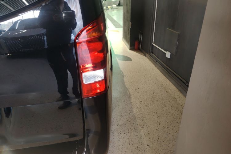 奔驰 威霆 2020款 2.0T 精英版 7座车身外观9