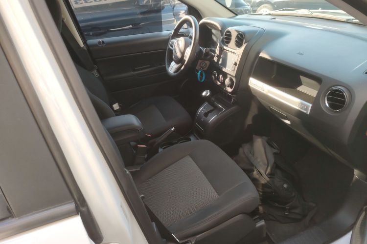 Jeep 指南者(进口) 2015款 2.0L 两驱运动版局部细节41