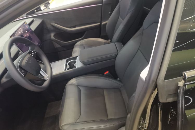 特斯拉 Model 3 2023款 长续航全轮驱动版中控内饰19