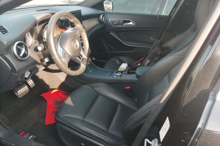 奔驰GLA 2015款 GLA 260 4MATIC 运动型中控内饰19