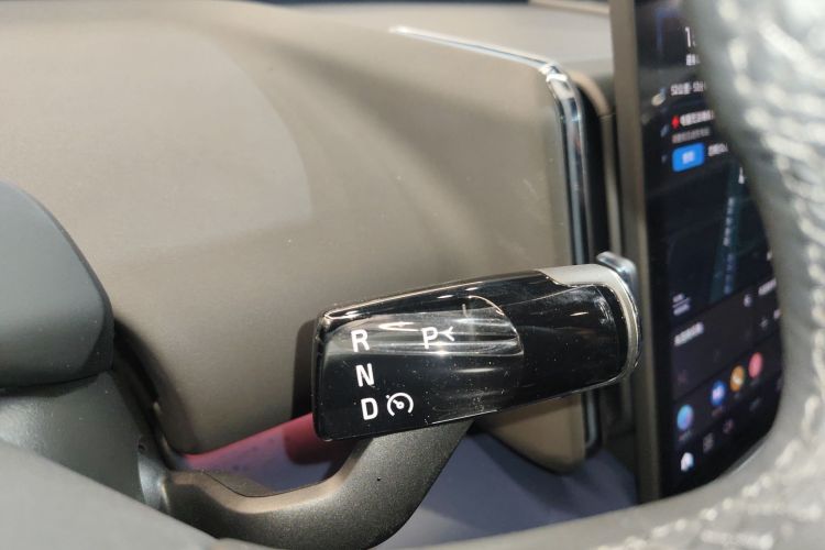 沃尔沃EX30 2025款 后驱长续航版 Plus中控内饰18