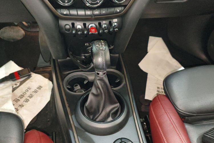 MINI Countryman 2017款 1.5T COOPER ALL4 非常假日版 辣椒红局部细节18