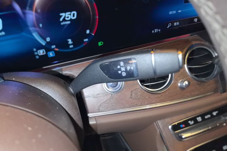 奔驰E级 2022款 改款三 E 300 L 时尚型中控内饰18