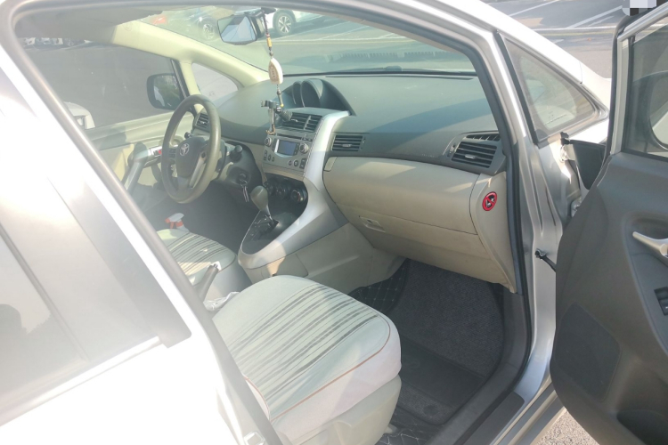 丰田 逸致 2011款 180E CVT精英版局部细节9005