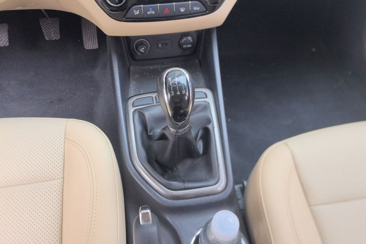 长安 逸动 2016款 1.6L 手动风尚型中控内饰18