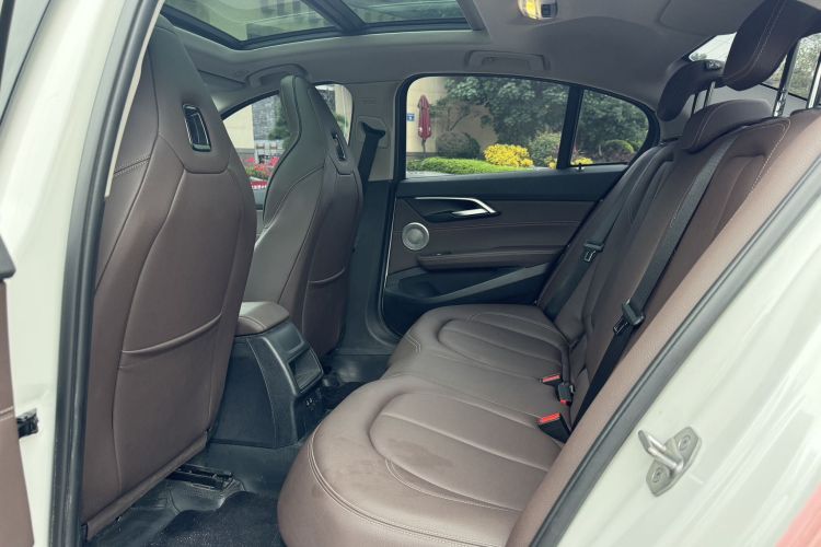 宝马1系 2022款 125i M运动曜夜版中控内饰21