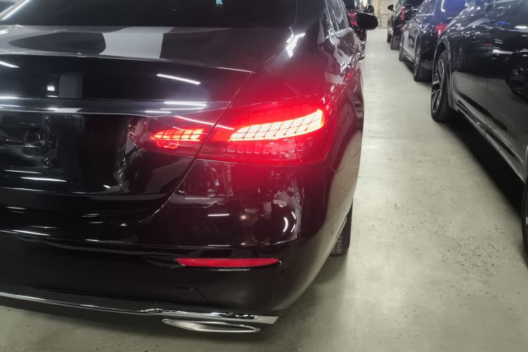 奔驰E级 2020款 改款 E 300 L 运动时尚型车身外观9