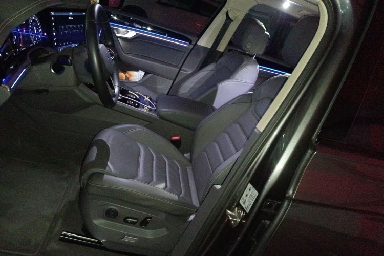 大众 途锐 2022款 3.0TSI 锐享版 曜黑运动套装中控内饰19