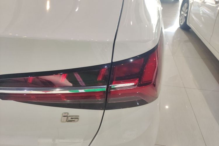 荣威i5 2021款 改款 1.5L CVT钻石版车身外观9