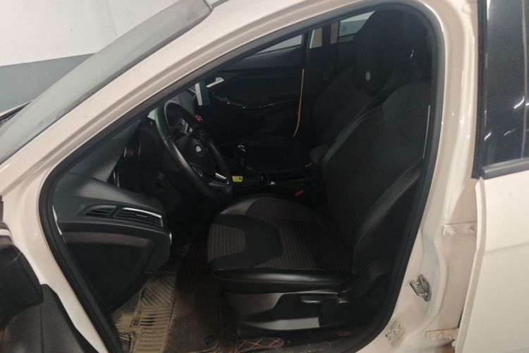 福特 福克斯 2017款 三厢 1.6L 手动风尚型智行版中控内饰19