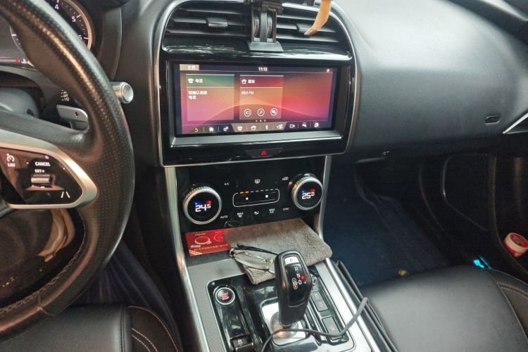 捷豹XEL 2020款 2.0T 200PS R-DYNAMIC 青春运动版中控内饰16