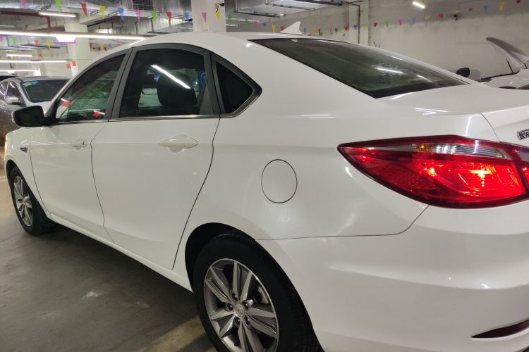 长安 逸动 2016款 1.6L 自动风尚型车身外观4