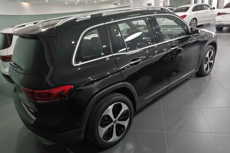 奔驰GLB 2023款 GLB 220 时尚型车身外观7