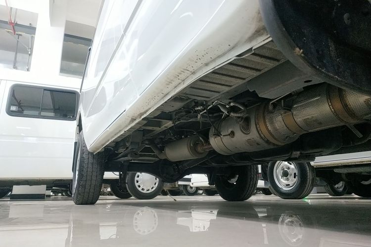 江铃福顺 2023款 2.0T 手动短轴中顶商运型多功能乘用车5座局部细节9001