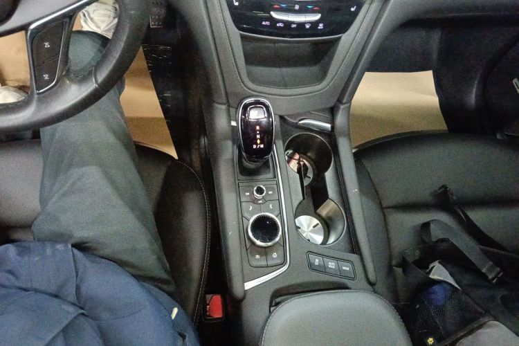 凯迪拉克XT5 2022款 2.0T 两驱豪华型中控内饰18