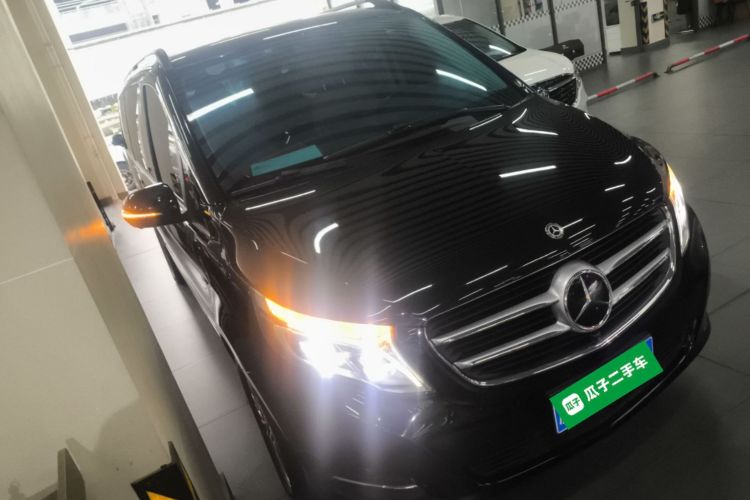 奔驰V级 2017款 V 260 L 尊贵加长版车身外观3