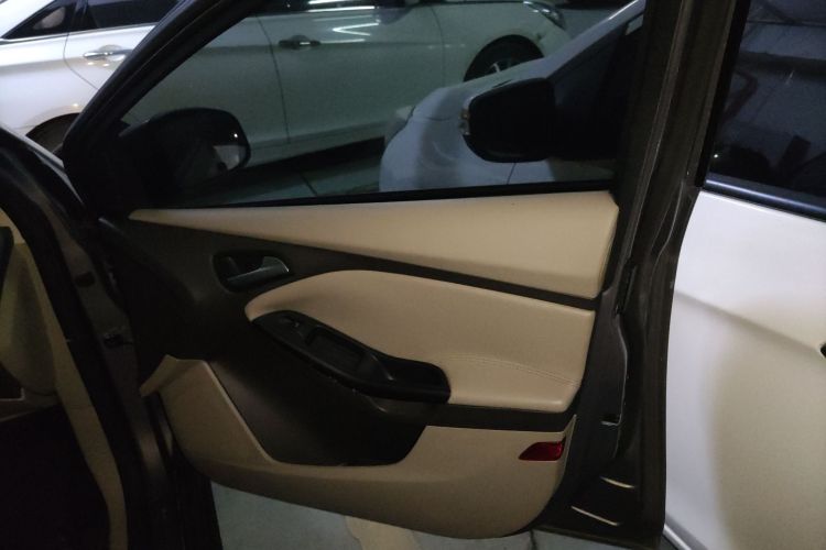 福特 福克斯 2012款 三厢 1.6L 自动风尚型中控内饰42