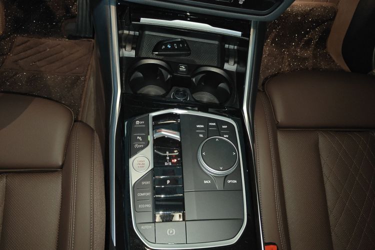 宝马3系 2024款 320Li M运动套装中控内饰18