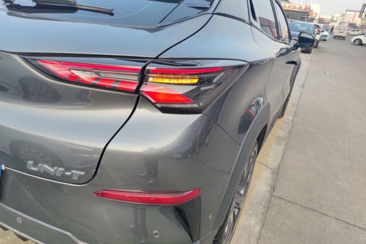 长安UNI-T 2020款 1.5T 旗舰型车身外观6006