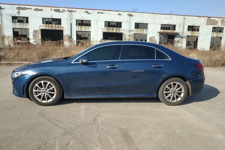 奔驰A级 2020款 A 200 L 运动轿车车身外观4