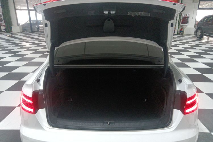 奥迪A4L 2018款 30周年年型 40 TFSI 时尚型机舱底盘23