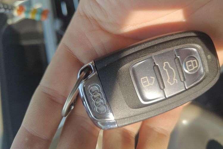 奥迪A4L 2011款 2.0 TFSI 技术型中控内饰7001