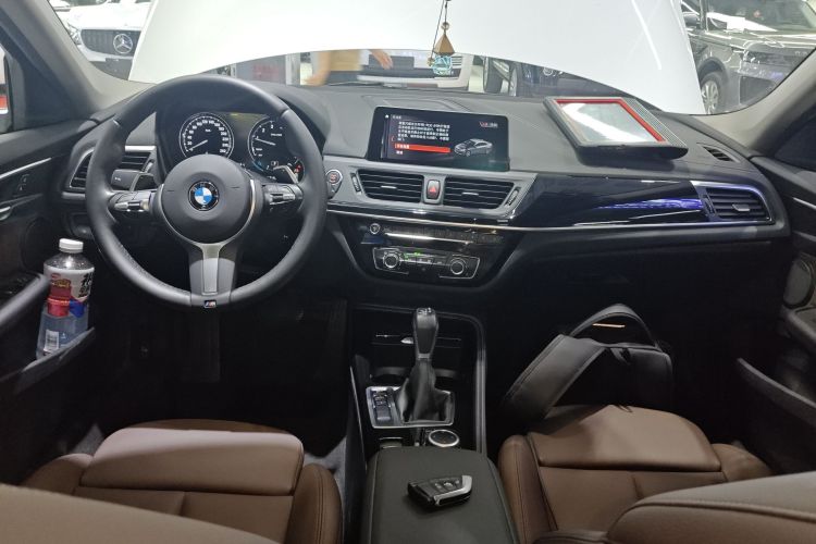 宝马1系 2019款 120i 领先型M运动套装中控内饰7002