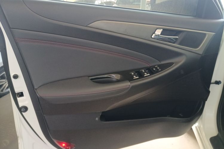 长安 逸动 2016款 1.6L 手动风尚型中控内饰47